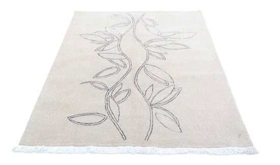 Transitional Hand Knotted Texture Floral Wool Rug of Size 4'7'' X 6'1'' in Beige and Grey Colors - Made in India